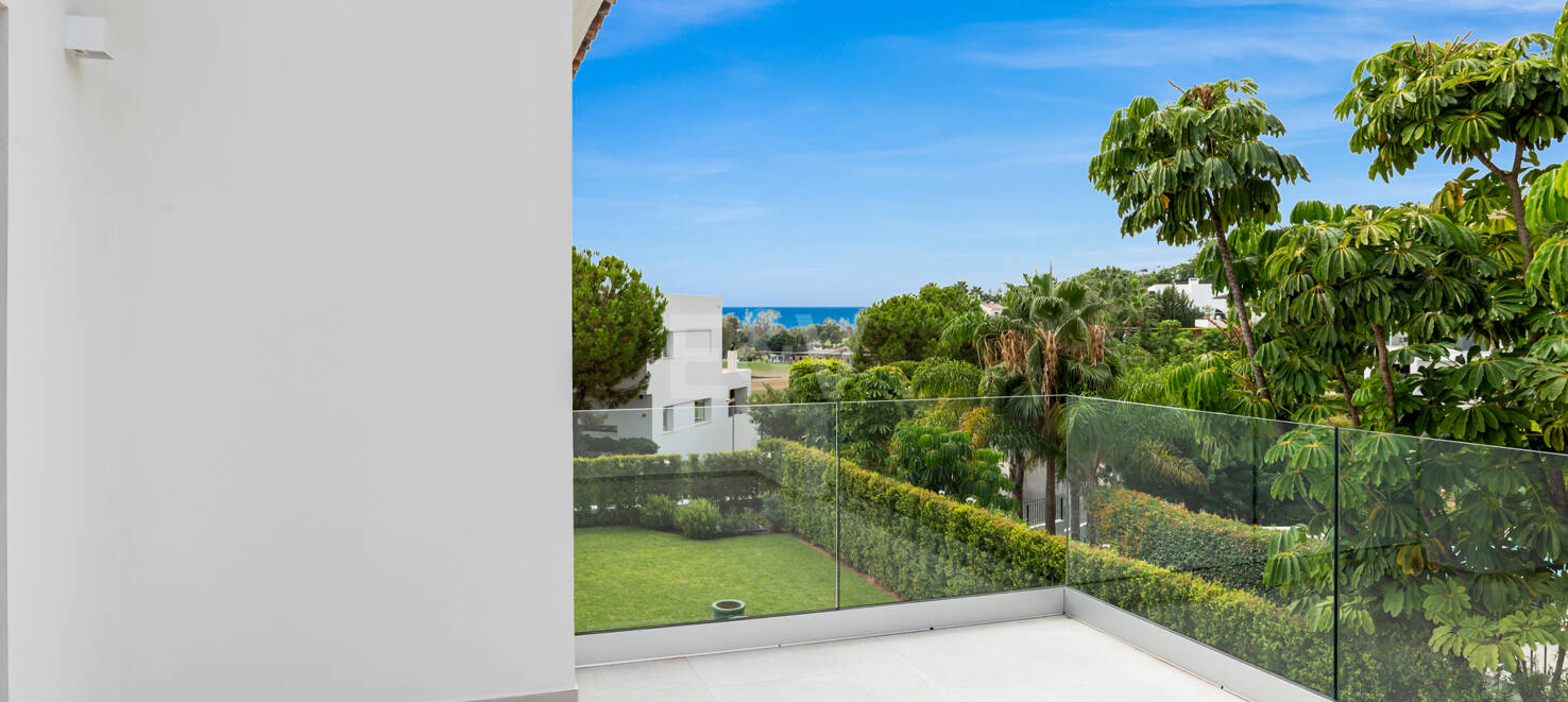 Neu fertiggestellte, zeitgenössische Villa in erstklassiger und begehrter Lage