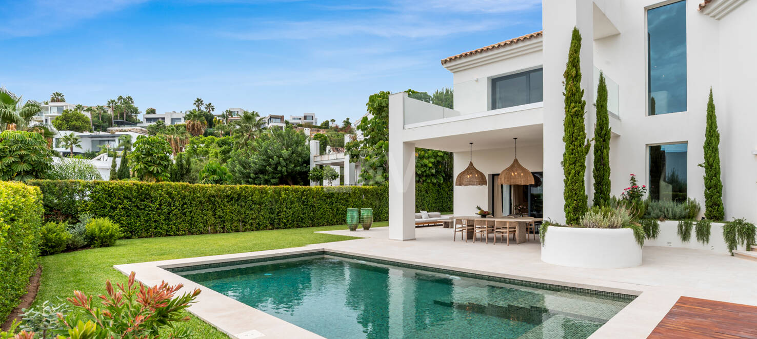 Neu fertiggestellte, zeitgenössische Villa in erstklassiger und begehrter Lage