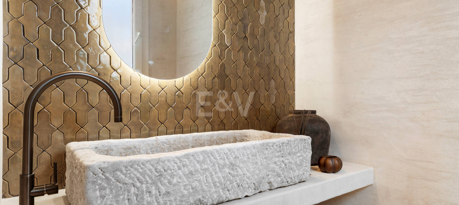 Neu fertiggestellte, zeitgenössische Villa in erstklassiger und begehrter Lage