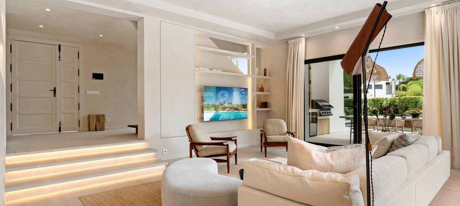 Neu fertiggestellte, zeitgenössische Villa in erstklassiger und begehrter Lage