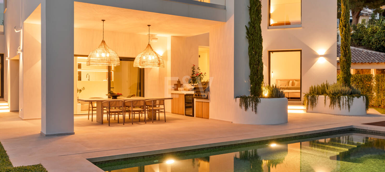 Neu fertiggestellte, zeitgenössische Villa in erstklassiger und begehrter Lage