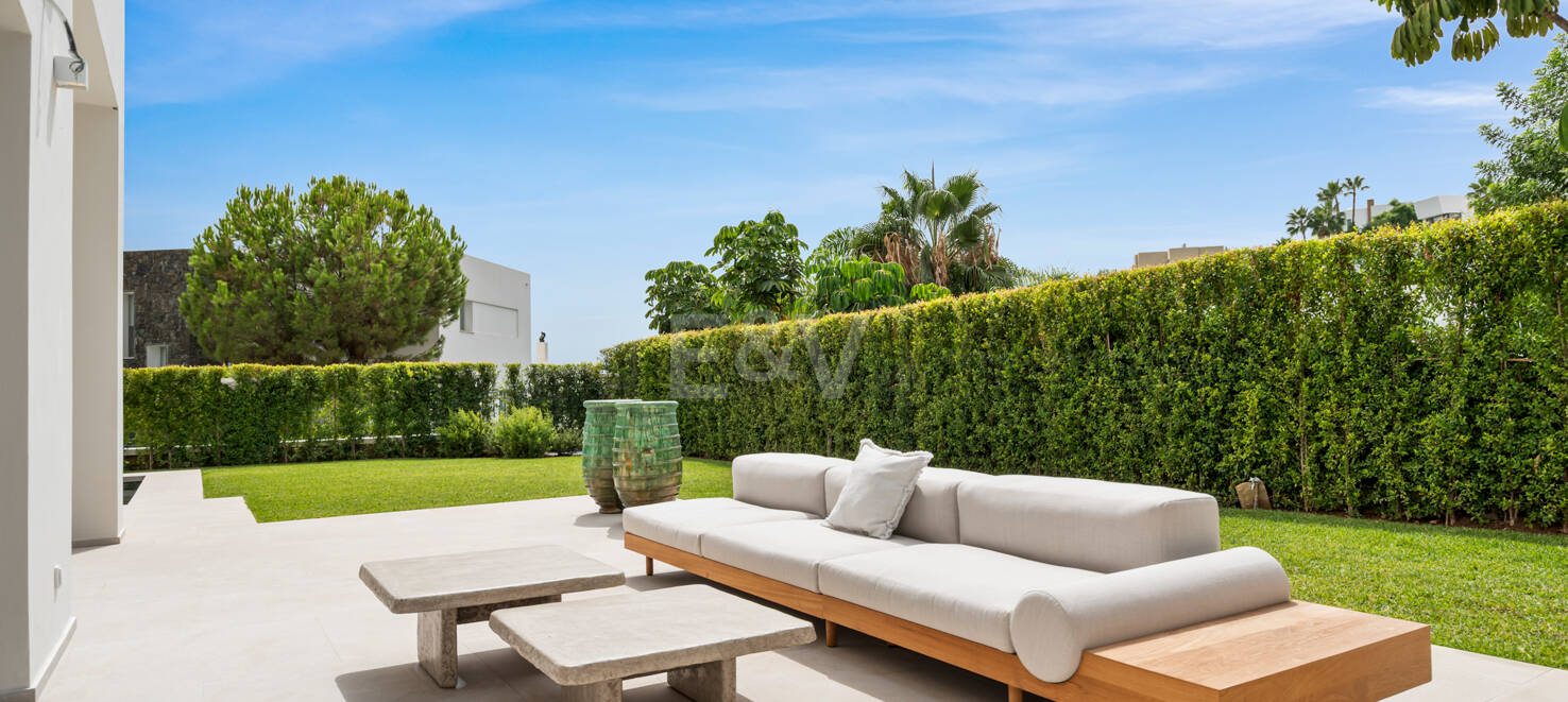 Neu fertiggestellte, zeitgenössische Villa in erstklassiger und begehrter Lage