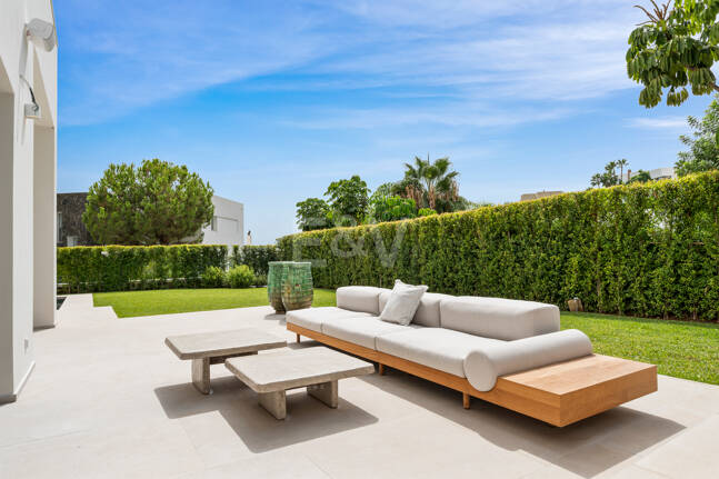 Villa contemporánea recién terminada en una ubicación privilegiada y muy solicitada