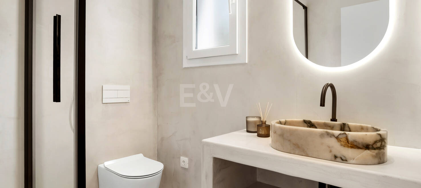 Neu fertiggestellte, zeitgenössische Villa in erstklassiger und begehrter Lage