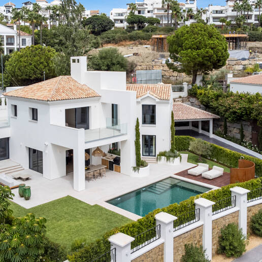 Neu fertiggestellte, zeitgenössische Villa in erstklassiger und begehrter Lage