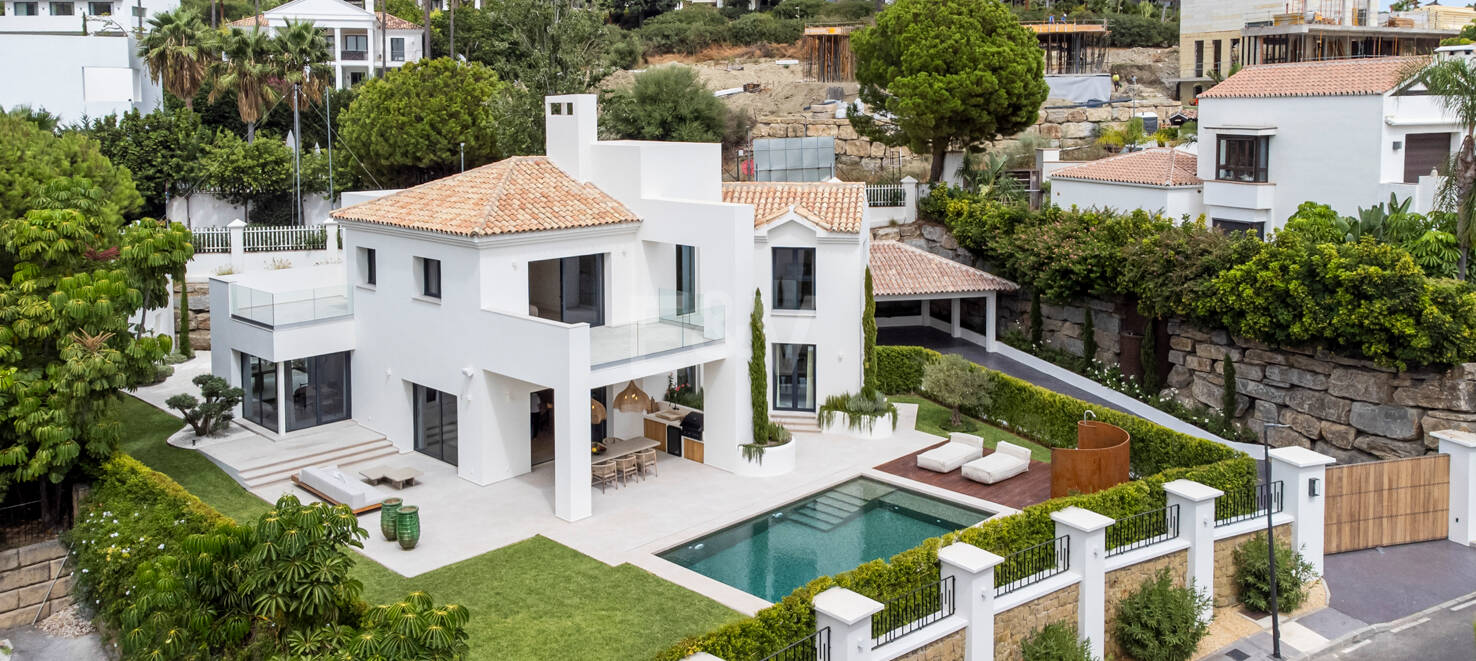 Neu fertiggestellte, zeitgenössische Villa in erstklassiger und begehrter Lage