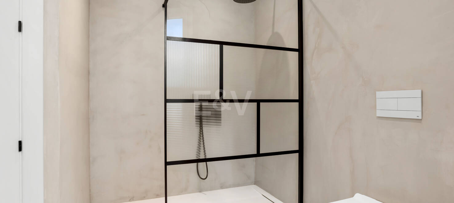 Neu fertiggestellte, zeitgenössische Villa in erstklassiger und begehrter Lage