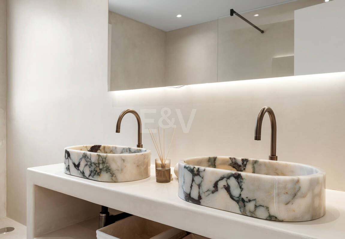 Villa contemporánea recién terminada en una ubicación privilegiada y muy solicitada