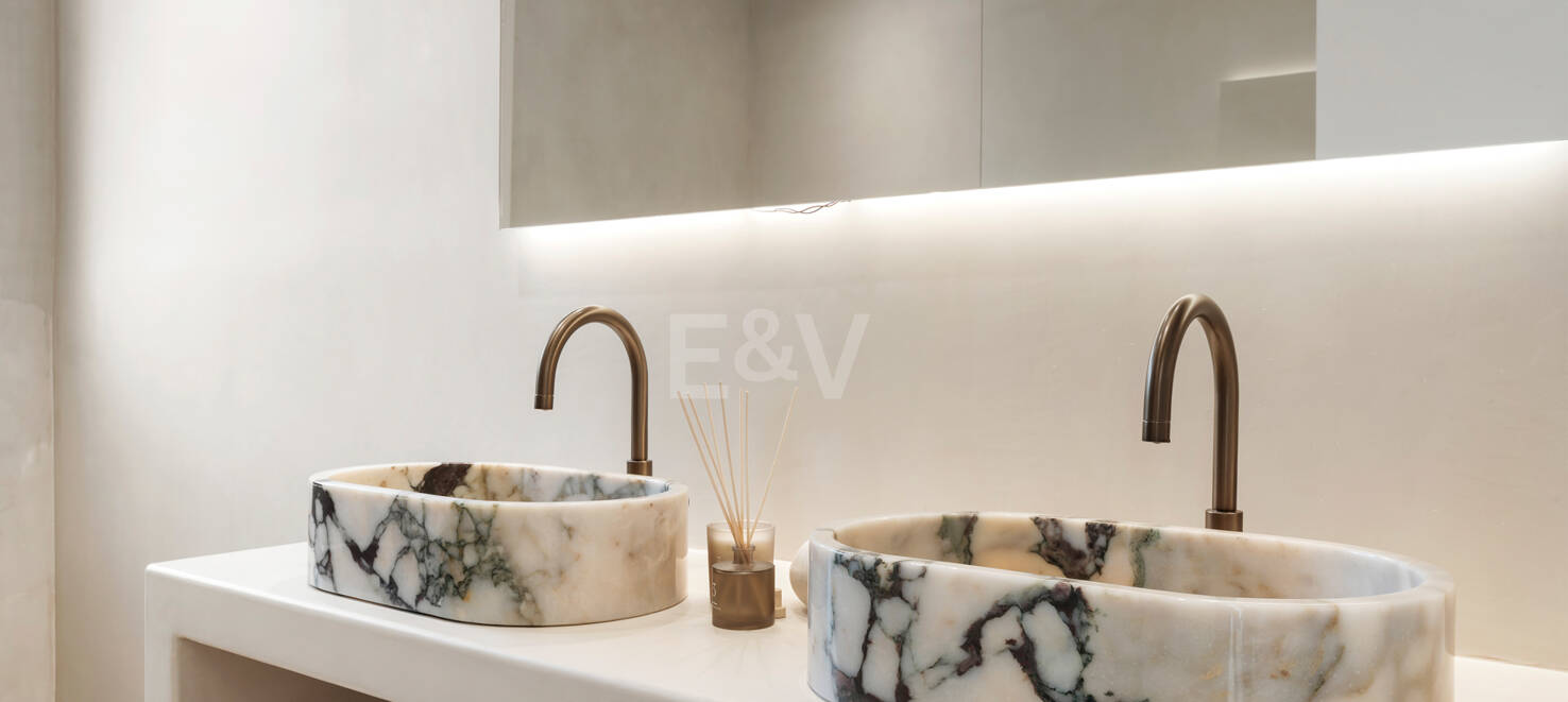 Neu fertiggestellte, zeitgenössische Villa in erstklassiger und begehrter Lage