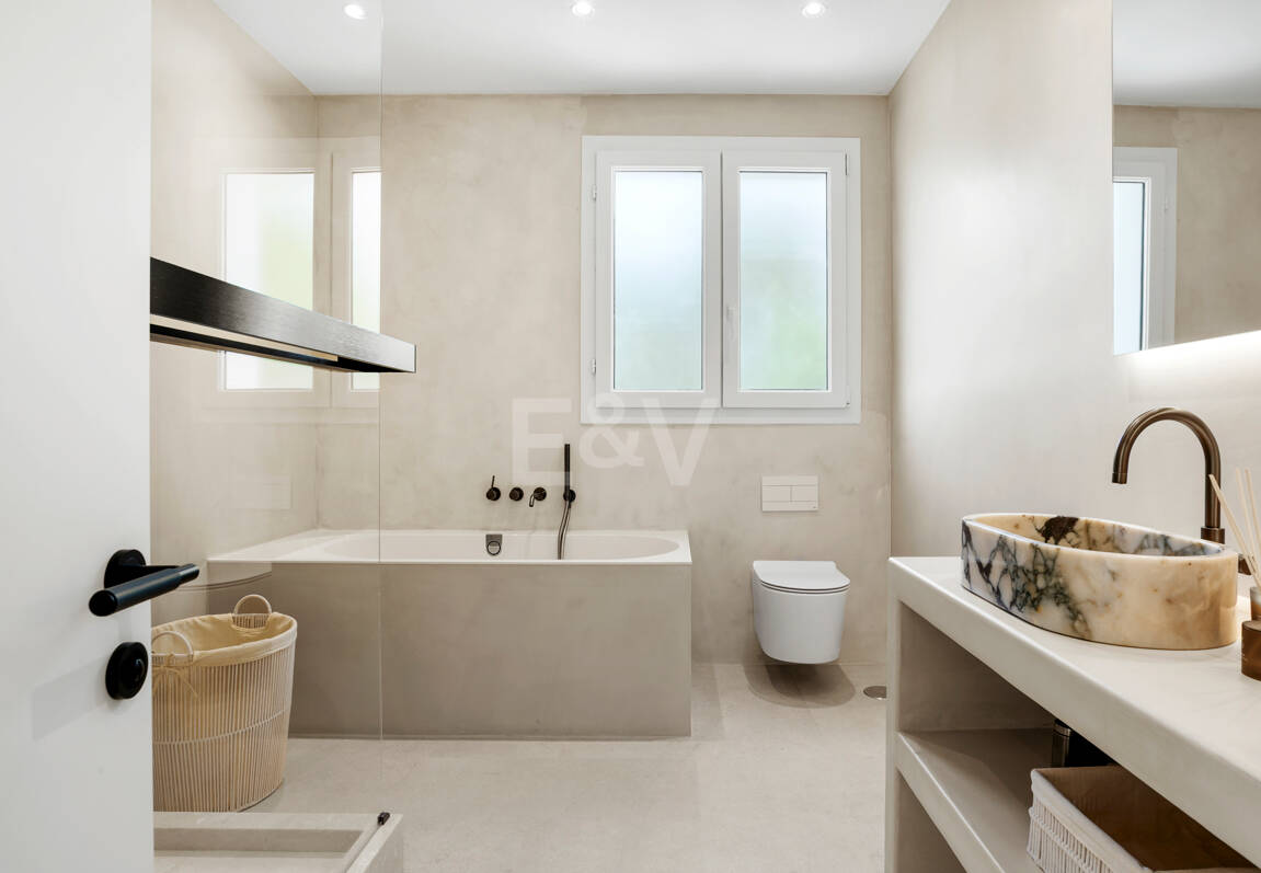 Villa contemporánea recién terminada en una ubicación privilegiada y muy solicitada