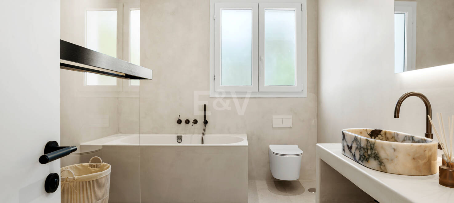 Neu fertiggestellte, zeitgenössische Villa in erstklassiger und begehrter Lage