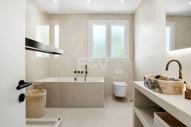 Villa contemporánea recién terminada en una ubicación privilegiada y muy solicitada