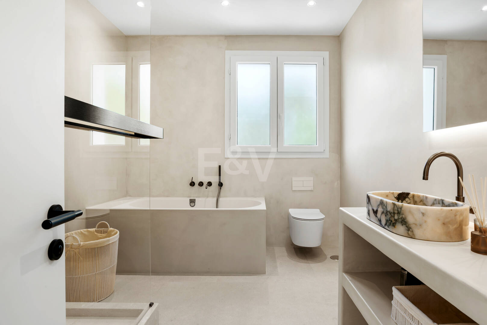 Nowo ukończone Contemporary Villa w pierwszej i wysokiej Sought- Po lokalizacji