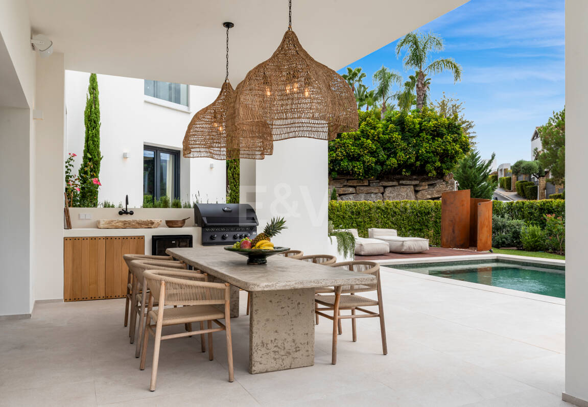 Villa contemporánea recién terminada en una ubicación privilegiada y muy solicitada