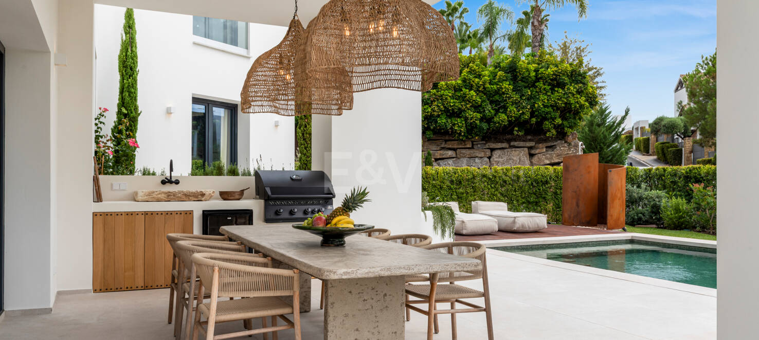 Neu fertiggestellte, zeitgenössische Villa in erstklassiger und begehrter Lage