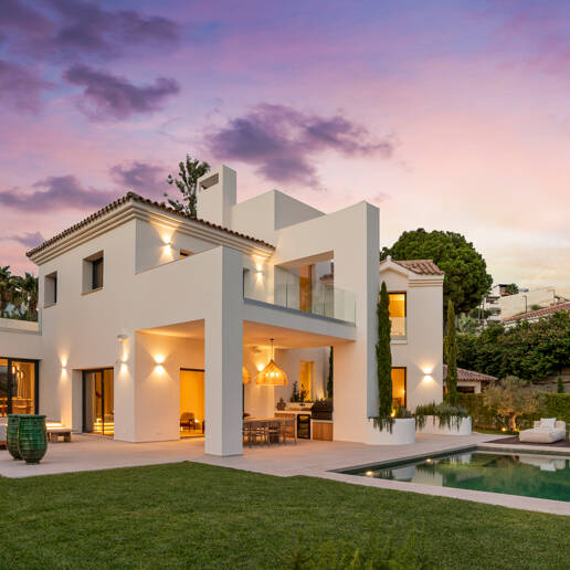 Neu fertiggestellte, zeitgenössische Villa in erstklassiger und begehrter Lage