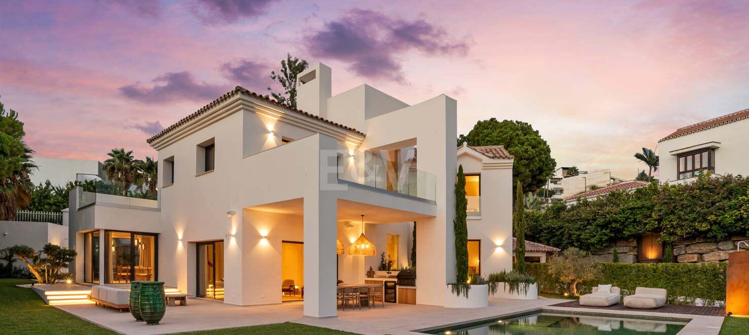 Neu fertiggestellte, zeitgenössische Villa in erstklassiger und begehrter Lage