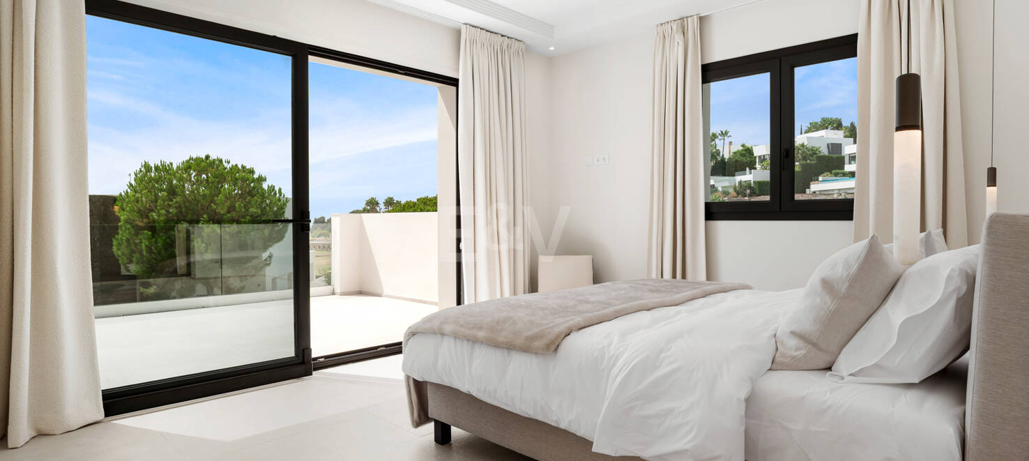 Neu fertiggestellte, zeitgenössische Villa in erstklassiger und begehrter Lage