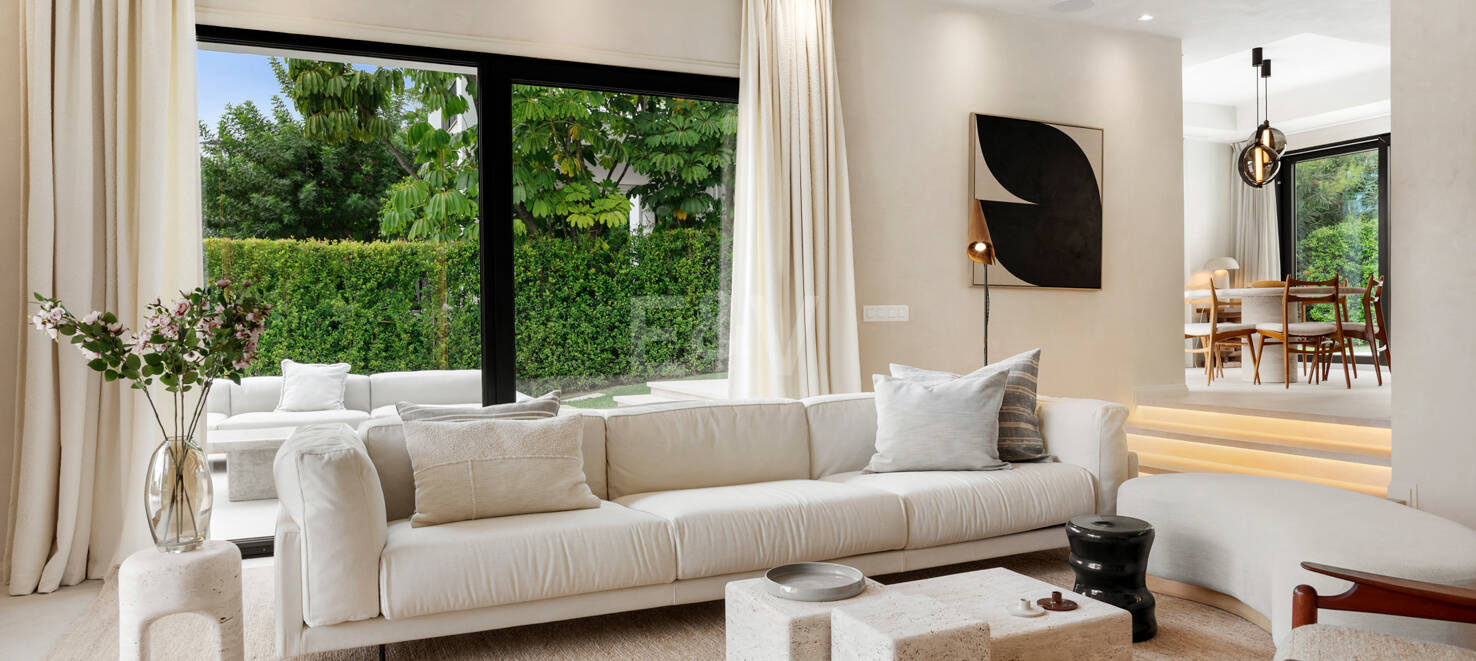 Neu fertiggestellte, zeitgenössische Villa in erstklassiger und begehrter Lage