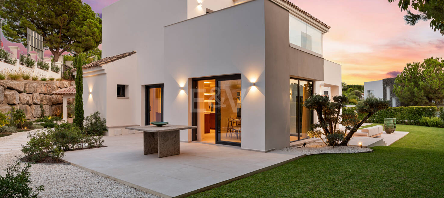 Neu fertiggestellte, zeitgenössische Villa in erstklassiger und begehrter Lage