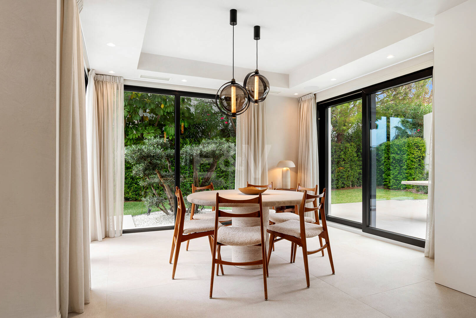 Nowo ukończone Contemporary Villa w pierwszej i wysokiej Sought- Po lokalizacji