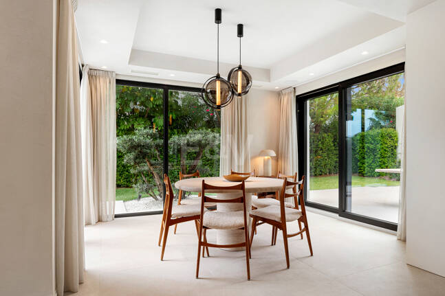 Villa contemporánea recién terminada en una ubicación privilegiada y muy solicitada