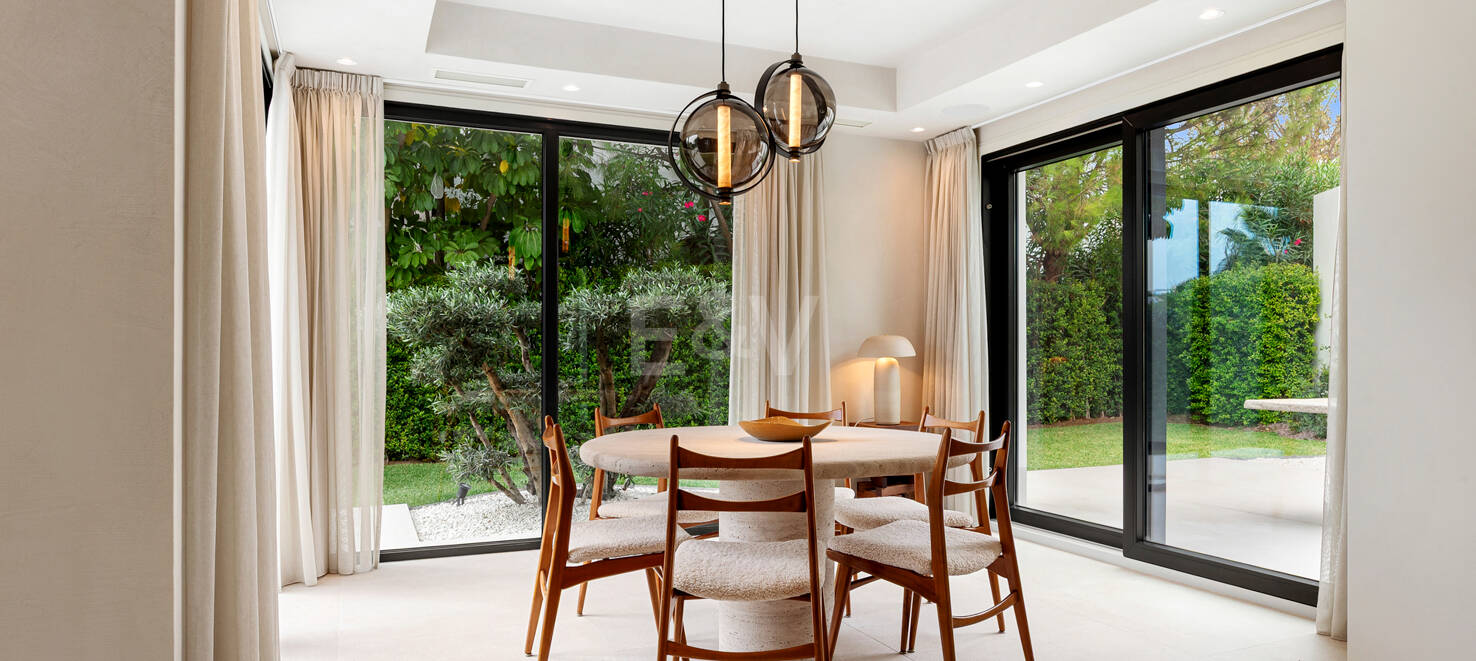 Neu fertiggestellte, zeitgenössische Villa in erstklassiger und begehrter Lage