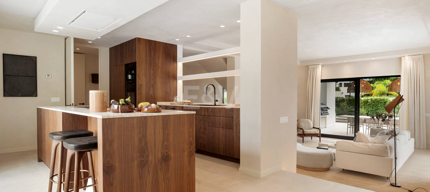 Neu fertiggestellte, zeitgenössische Villa in erstklassiger und begehrter Lage