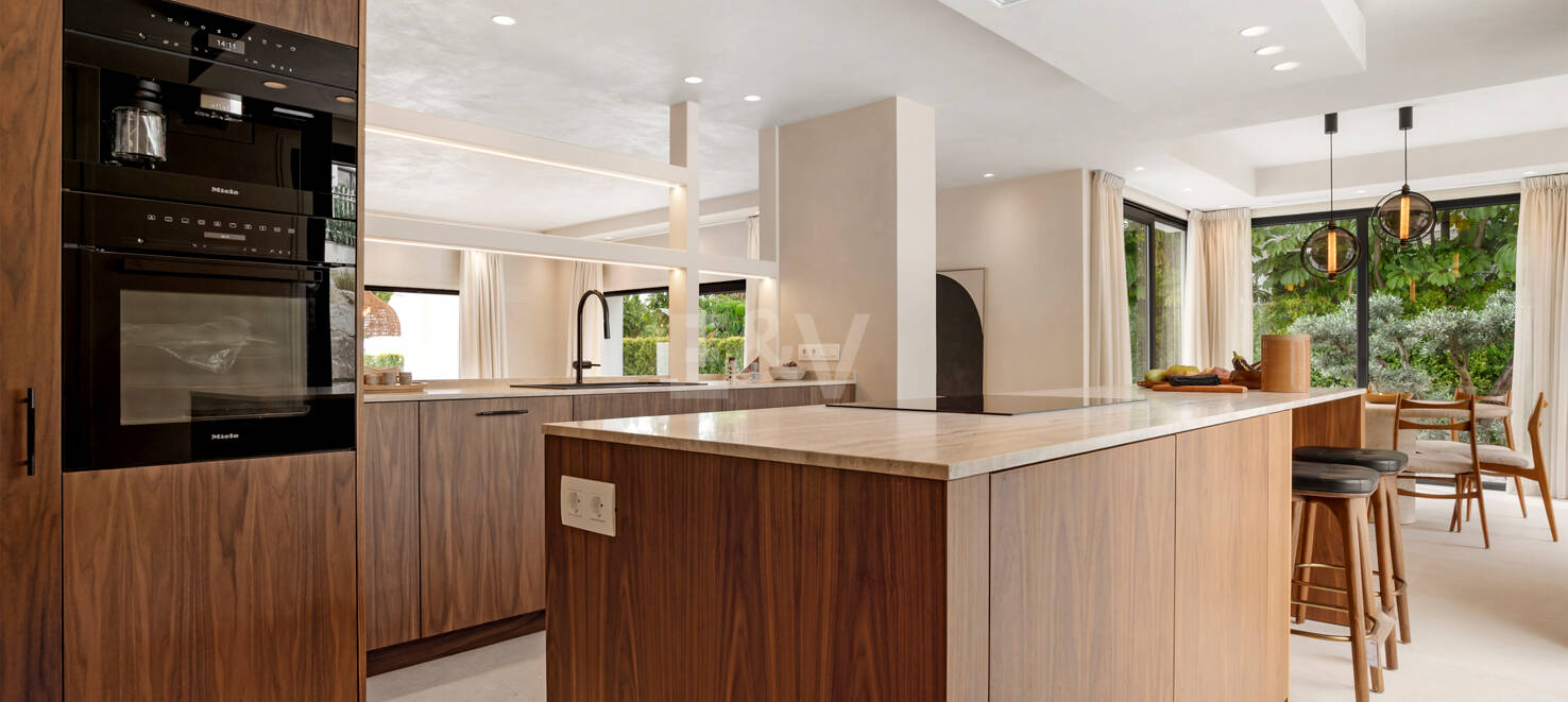 Neu fertiggestellte, zeitgenössische Villa in erstklassiger und begehrter Lage