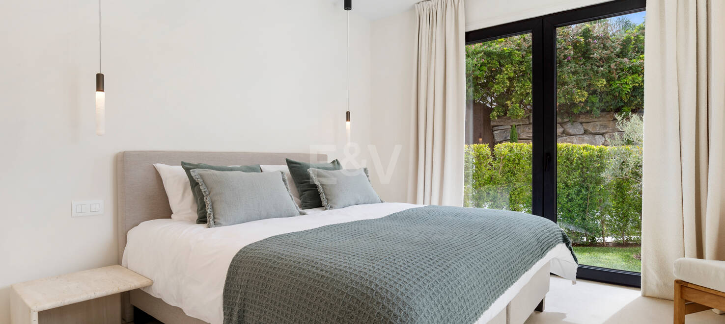 Neu fertiggestellte, zeitgenössische Villa in erstklassiger und begehrter Lage