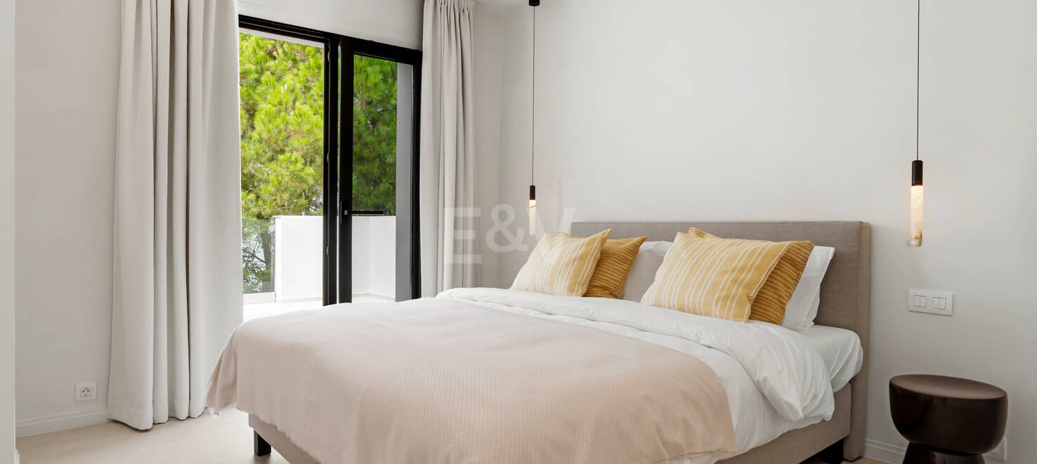 Neu fertiggestellte, zeitgenössische Villa in erstklassiger und begehrter Lage