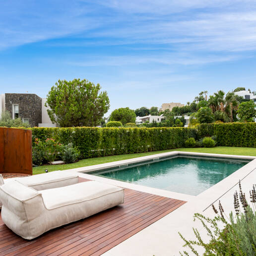 Neu fertiggestellte, zeitgenössische Villa in erstklassiger und begehrter Lage