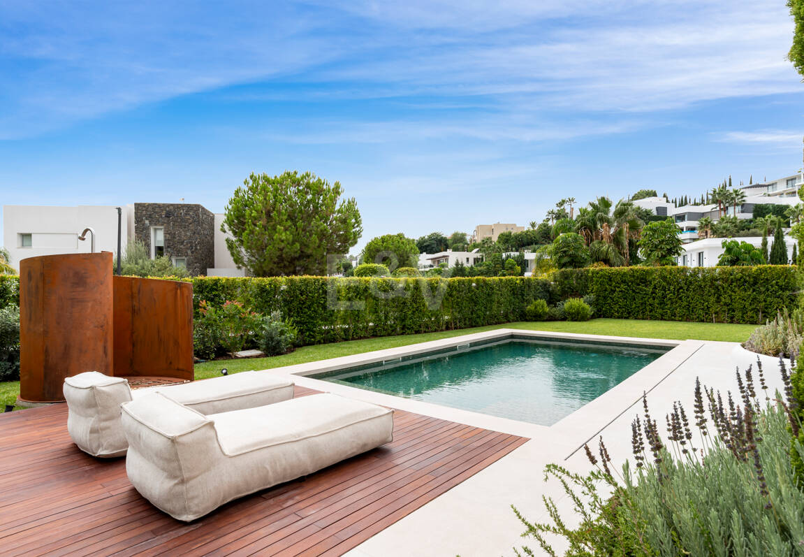 Villa contemporánea recién terminada en una ubicación privilegiada y muy solicitada