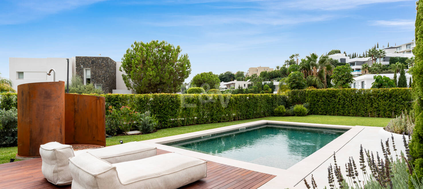 Neu fertiggestellte, zeitgenössische Villa in erstklassiger und begehrter Lage