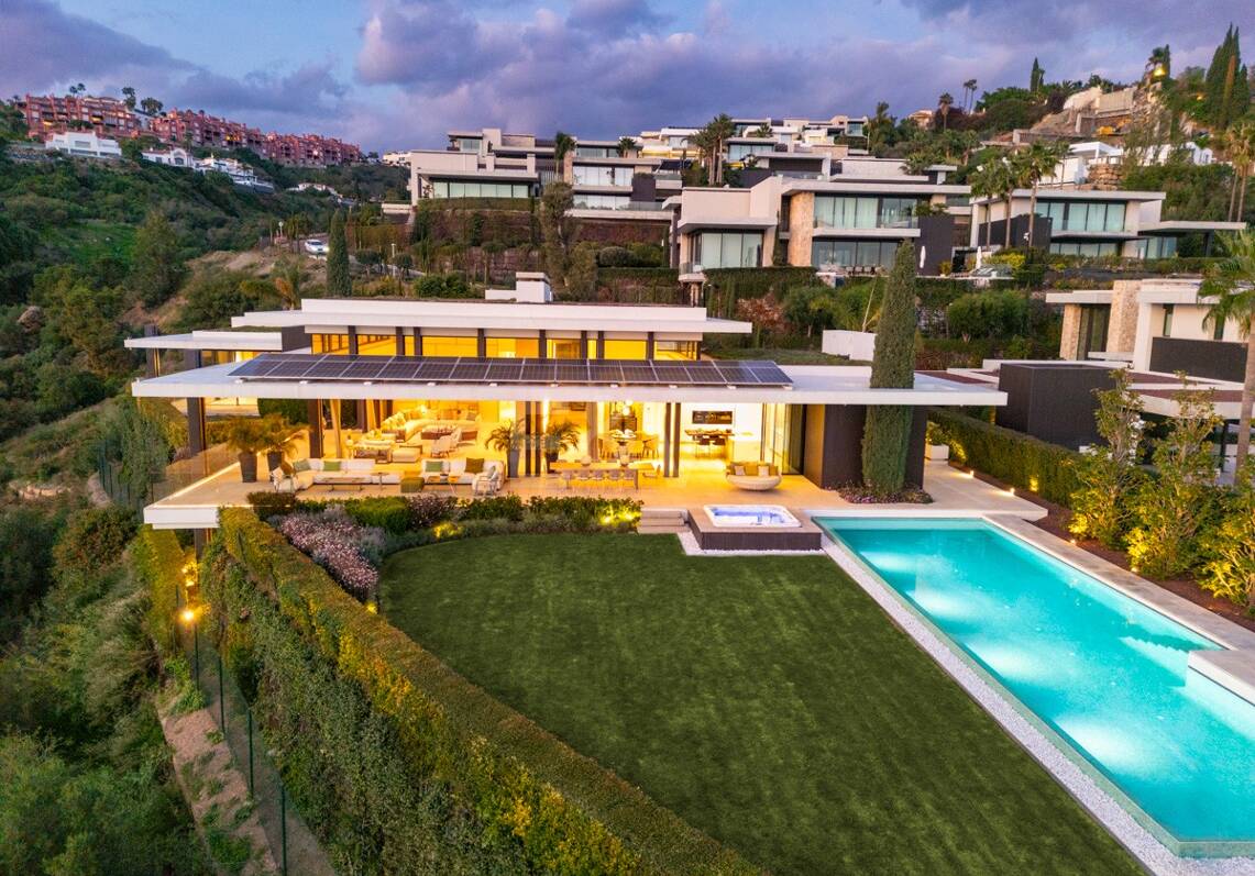 Contemporary Luxury Villa with Panoramic Sea Views in El Herrojo, La Quinta