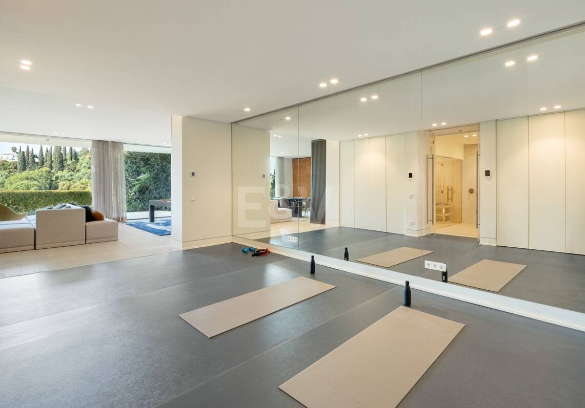 Contemporary Luxury Villa with Panoramic Sea Views in El Herrojo, La Quinta