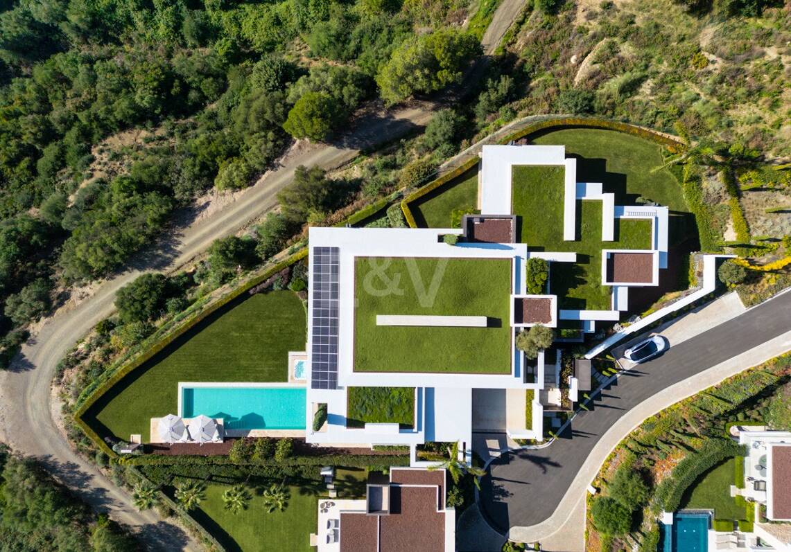 Contemporary Luxury Villa with Panoramic Sea Views in El Herrojo, La Quinta