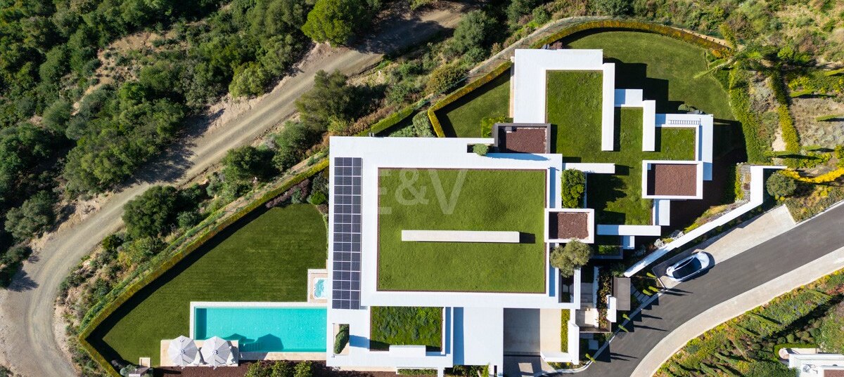 Contemporary Luxury Villa with Panoramic Sea Views in La Quinta