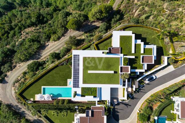 Contemporary Luxury Villa with Panoramic Sea Views in La Quinta