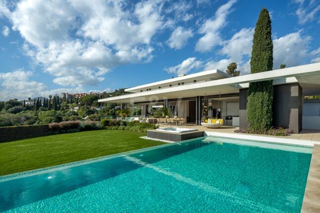 Contemporary Luxury Villa with Panoramic Sea Views in La Quinta