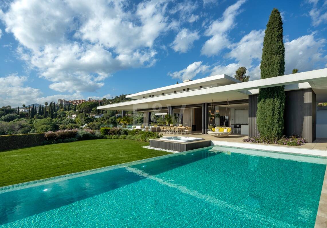 Contemporary Luxury Villa with Panoramic Sea Views in El Herrojo, La Quinta