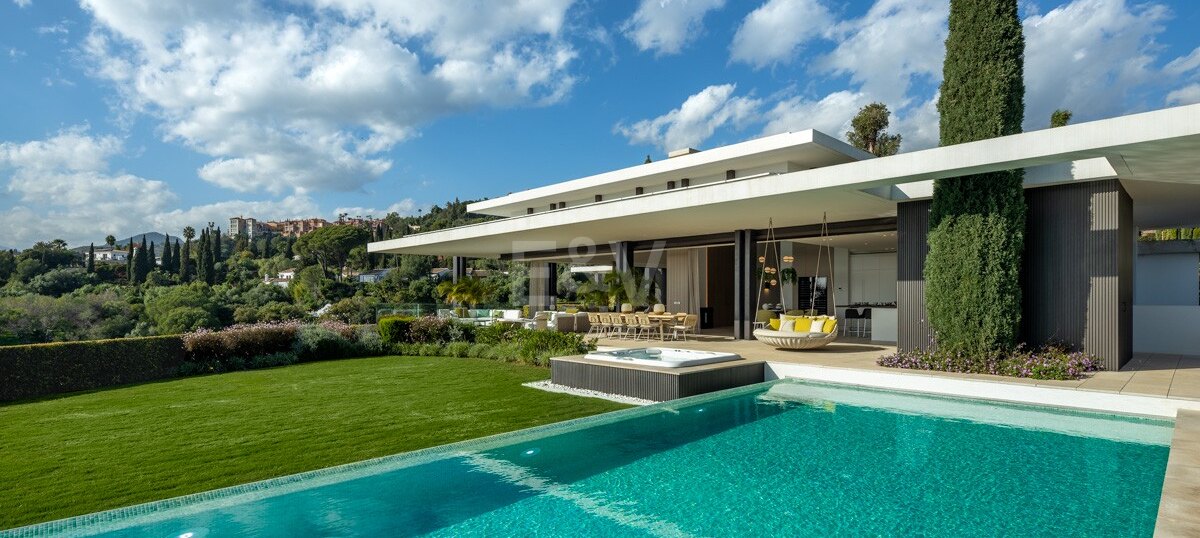 Contemporary Luxury Villa with Panoramic Sea Views in La Quinta