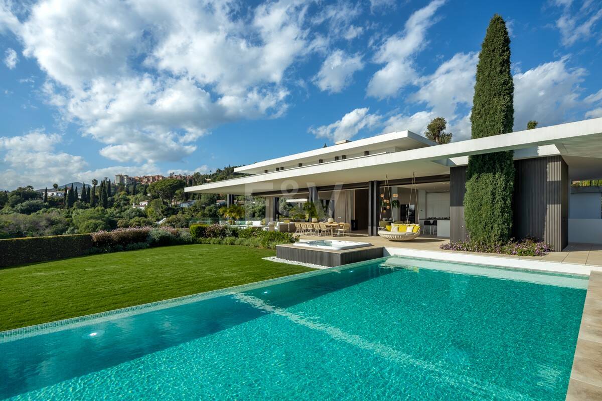 Contemporary Luxury Villa with Panoramic Sea Views in La Quinta