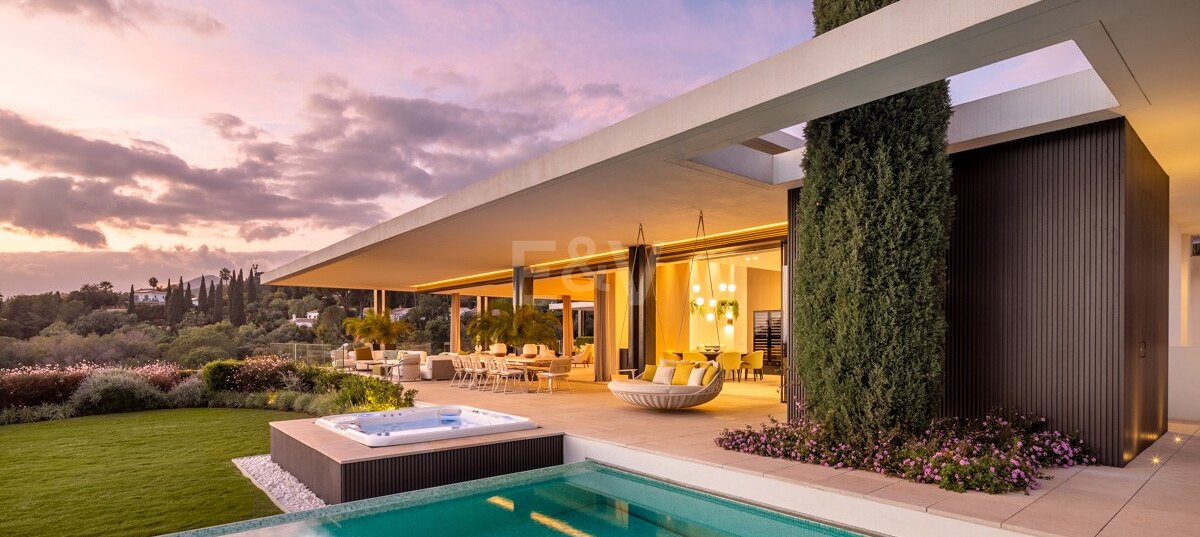 Contemporary Luxury Villa with Panoramic Sea Views in La Quinta
