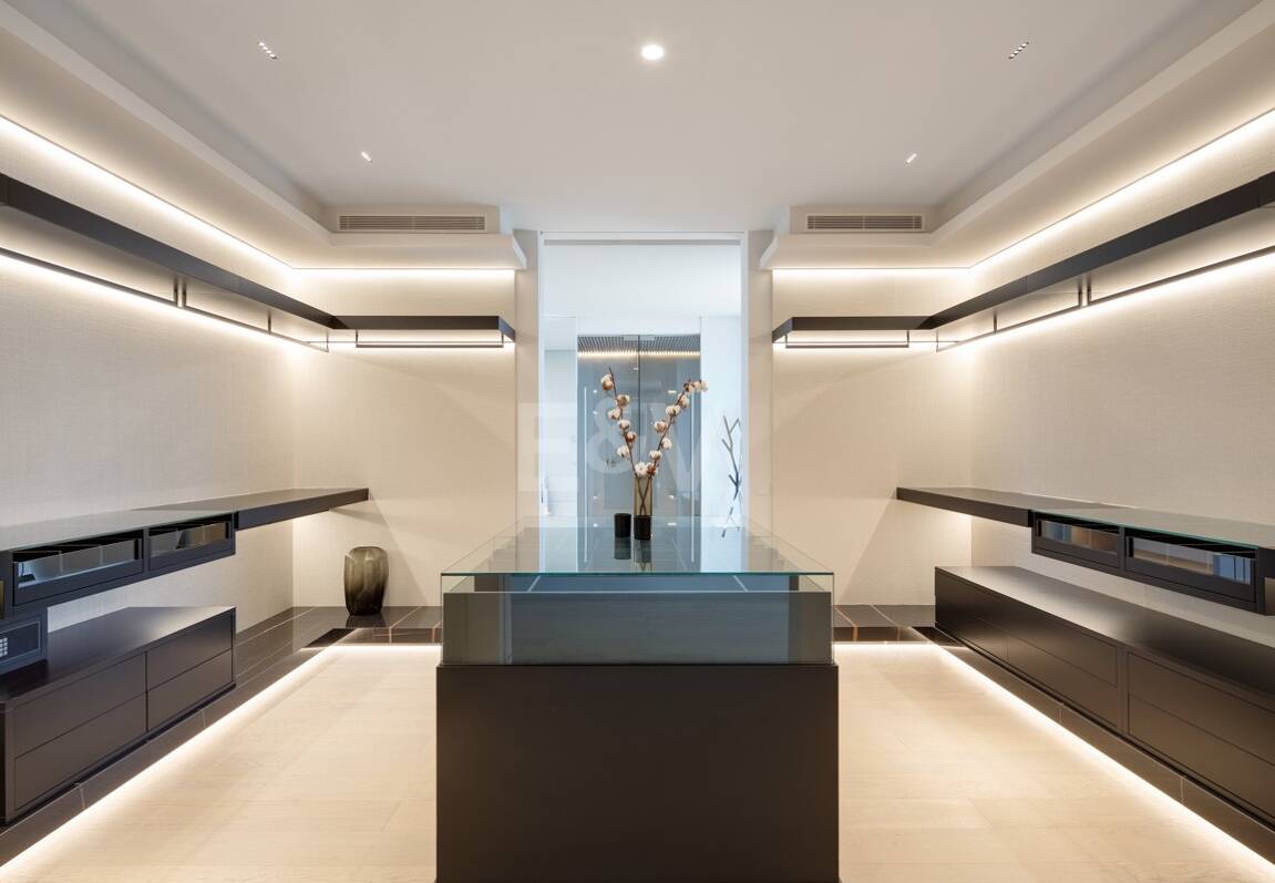 Contemporary Luxury Villa with Panoramic Sea Views in La Quinta