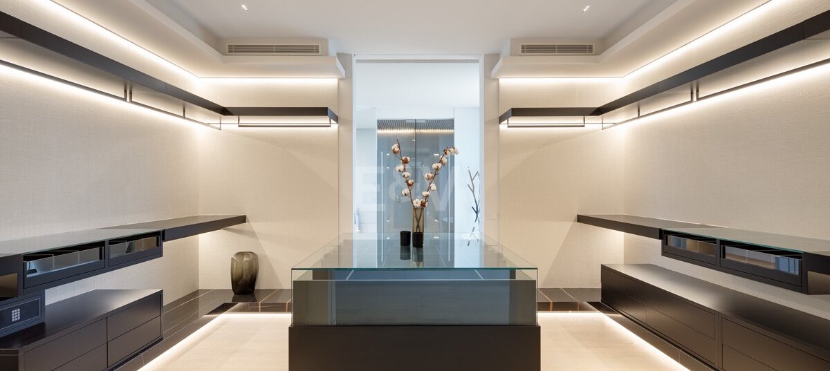 Contemporary Luxury Villa with Panoramic Sea Views in La Quinta