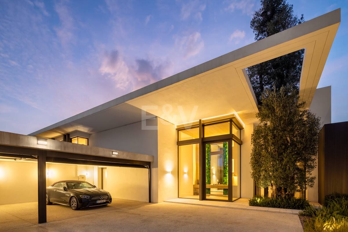 Contemporary Luxury Villa with Panoramic Sea Views in La Quinta