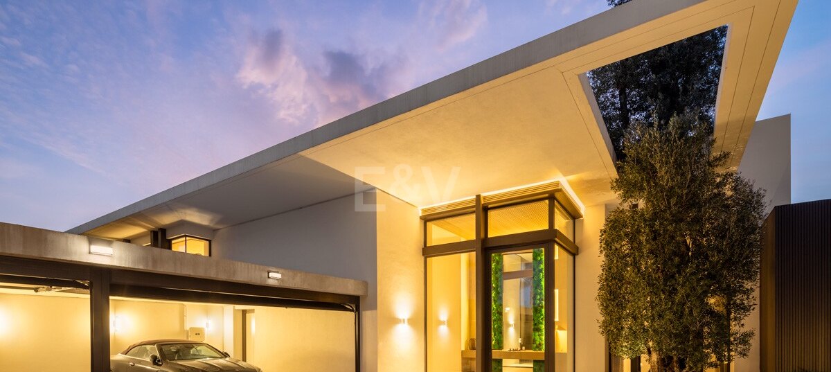 Contemporary Luxury Villa with Panoramic Sea Views in La Quinta