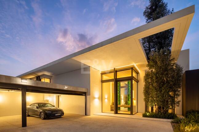 Contemporary Luxury Villa with Panoramic Sea Views in La Quinta