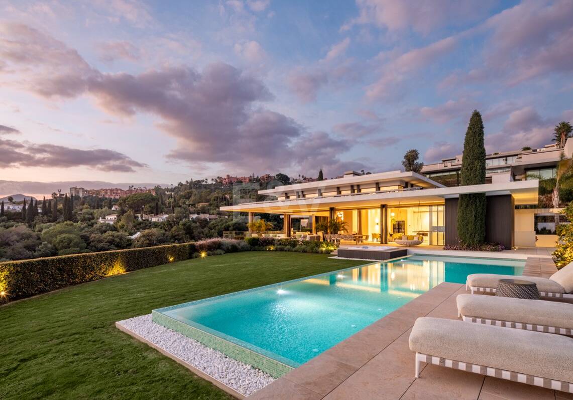 Contemporary Luxury Villa with Panoramic Sea Views in El Herrojo, La Quinta